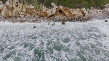 Dalgalar kayalıklara çarpıyor. Yüksek kalite 4k görüntü