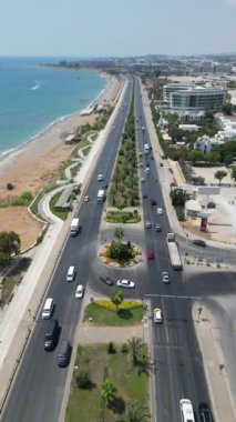 İnsansız hava aracı sahil yolundan muhteşem manzaralı insansız hava aracı yolu. Yüksek kalite 4k görüntü