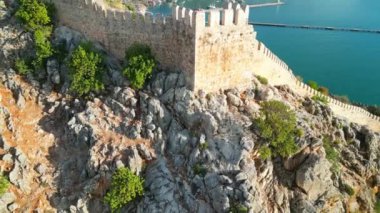 Alanya tarihi kalesi Akdeniz drone manzaralı. Yüksek kalite 4k görüntü