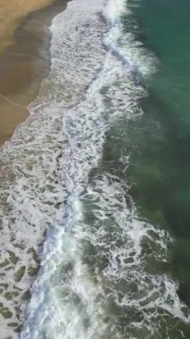 Dalgalar, kumsal, deniz köpüğü. Yüksek kalite 4k görüntü