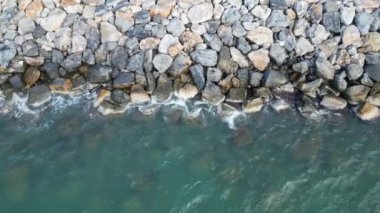 İHA uçuş sahili kayaları turkuaz deniz. Yüksek kalite 4k görüntü