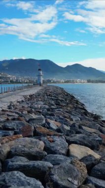 İHA uçuş sahili kayaları turkuaz deniz. Yüksek kalite 4k görüntü