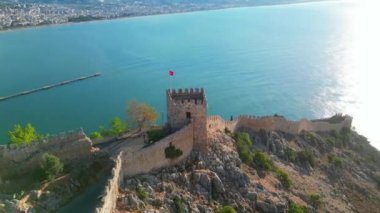 Alanya tarihi kalesi Akdeniz drone manzaralı. Yüksek kalite 4k görüntü