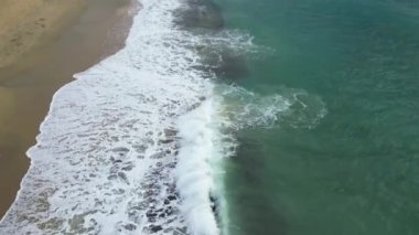 Dalgalar, kumsal, deniz köpüğü. Yüksek kalite 4k görüntü