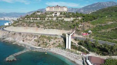 İnsansız hava aracı sahil yolundan muhteşem manzaralı insansız hava aracı yolu. Yüksek kalite 4k görüntü