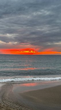 Sakin okyanus gün batımı bulutlu, etkileyici