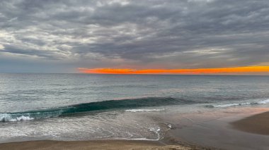 Sakin okyanus gün batımı bulutlu, etkileyici
