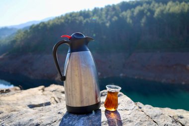 Nature tea termos, termos turuncu manzara. Yüksek kalite fotoğraf