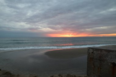 Sakin okyanus gün batımı bulutlu, etkileyici