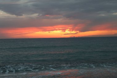 Sakin okyanus gün batımı bulutlu, etkileyici