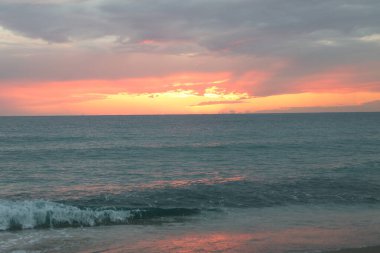 Sakin okyanus gün batımı bulutlu, etkileyici