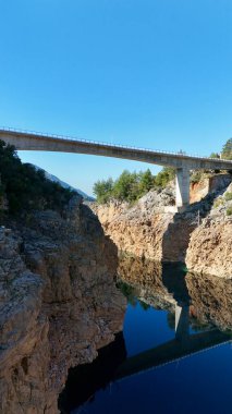 Kayalık bir nehir yatağının üzerinde köprü, Rocky turkuaz kanyonu. Yüksek kalite fotoğraf