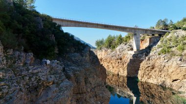 Kayalık bir nehir yatağının üzerinde köprü, Rocky turkuaz kanyonu. Yüksek kalite fotoğraf