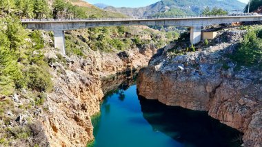 Kayalık bir nehir yatağının üzerinde köprü, Rocky turkuaz kanyonu. Yüksek kalite fotoğraf