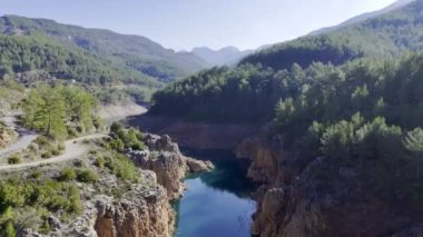 Dağ, göl, ağaçlar. Yüksek kalite 4k görüntü