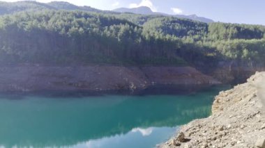 Dağ, göl, ağaçlar. Yüksek kalite 4k görüntü