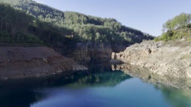 Dağ, göl, ağaçlar. Yüksek kalite 4k görüntü