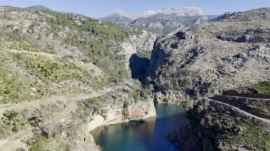 Dağ, göl, ağaçlar. Yüksek kalite 4k görüntü