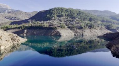 Dağ, göl, ağaçlar. Yüksek kalite 4k görüntü