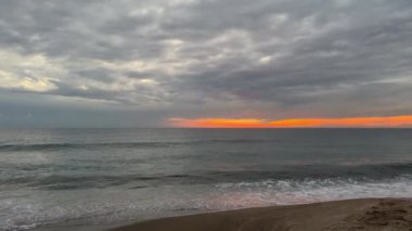 Sakin deniz gün batımı Sakin okyanus gün batımı bulutlu, etkileyici