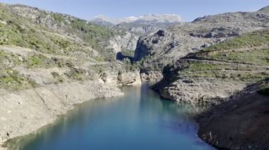 Dağ, göl, ağaçlar. Yüksek kalite 4k görüntü