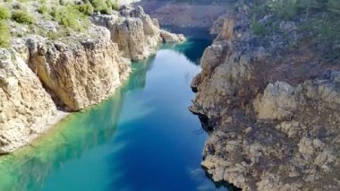 Dağ, göl, ağaçlar. Yüksek kalite 4k görüntü