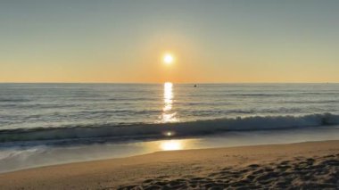 Günbatımı okyanus plajı. Yüksek kalite