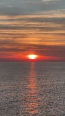 Günbatımı okyanus plajı. Yüksek kalite