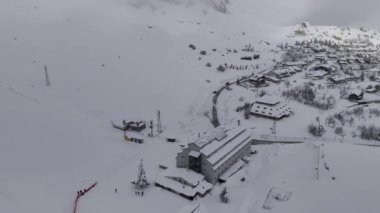 Karlı kayak kaldırma aracı insansız hava aracı görüntüsü 