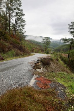 Puslu dağ yolu. Yüksek kalite fotoğraf