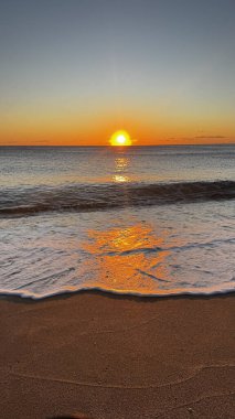 Günbatımı okyanus plajı. Yüksek kalite fotoğraf