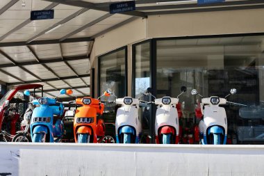 Renkli park etmiş scooterlar. Yüksek kalite fotoğraf