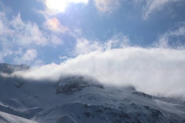 Karlı dağ bulutları. Yüksek kalite fotoğraf
