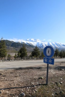 Yol tabelası karlı dağlar karlı dağ yolu. Yüksek kalite fotoğraf