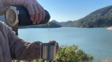 Açık havada matara çayı. Yüksek kalite fotoğraf