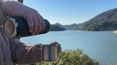 Açık havada matara çayı. Yüksek kalite fotoğraf