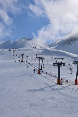 Kayak kaldırma kar 2. Yüksek kalite fotoğraf