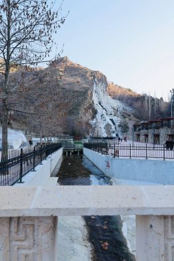 Donmuş kayalık uçurum. Dağlar şelale köşkü Yüksek kaliteli fotoğraf