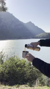 Açık havada matara çayı. Yüksek kalite fotoğraf