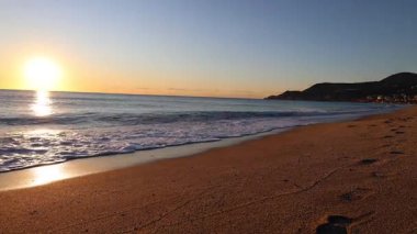 Günbatımı okyanus plajı. Yüksek kalite