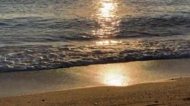 Günbatımı okyanus plajı. Yüksek kalite