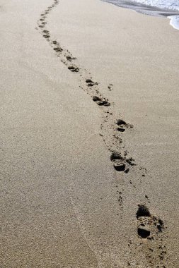 Ayak izleri kumlu kumsalda. Yüksek kalite fotoğraf