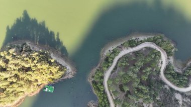 Dağlık sakin göl. Yüksek kalite fotoğraf