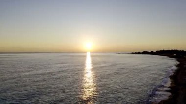 Okyanusun üzerinde gün batımı. Yüksek kalite 4k görüntü