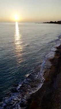 Okyanusun üzerinde gün batımı. Yüksek kalite 4k görüntü