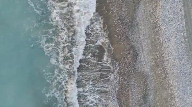 Dalgalar kumlu kıyı şeridi. Yüksek kalite 4k görüntü