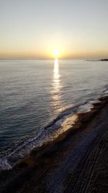 Okyanusun üzerinde gün batımı. Yüksek kalite 4k görüntü