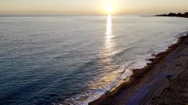 Okyanusun üzerinde gün batımı. Yüksek kalite 4k görüntü