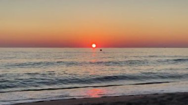 Günbatımı okyanus plajı. Yüksek kalite