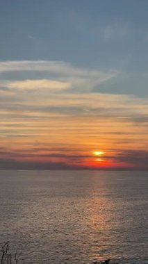 Günbatımı okyanus plajı. Yüksek kalite